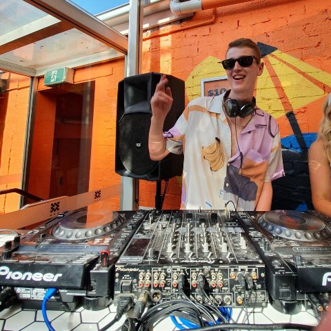 Akriuzi — Adelaide DJ